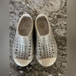 Native Shoes toddler girls size 8 in Silver Sparkle